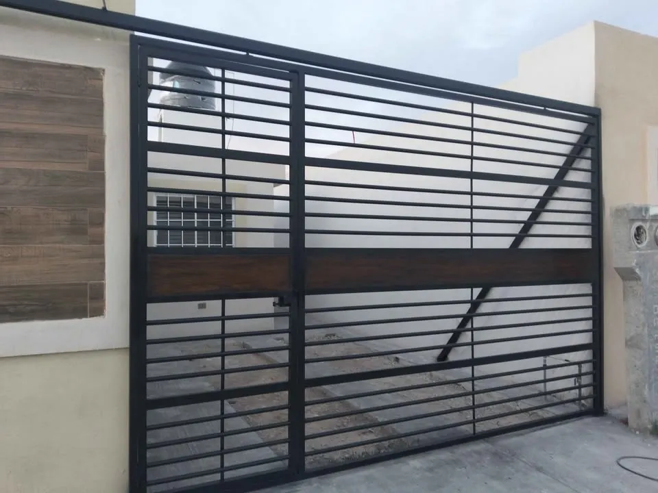 Portones de herrería negra en Playa del Carmen
